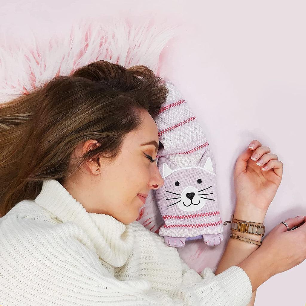 Hug and heat up with this fun Clarissa The Cat Neck Warmer. This fab neck warmer has a cosy pattern and features a happy little cat with soft ears, tail and cute little paws!