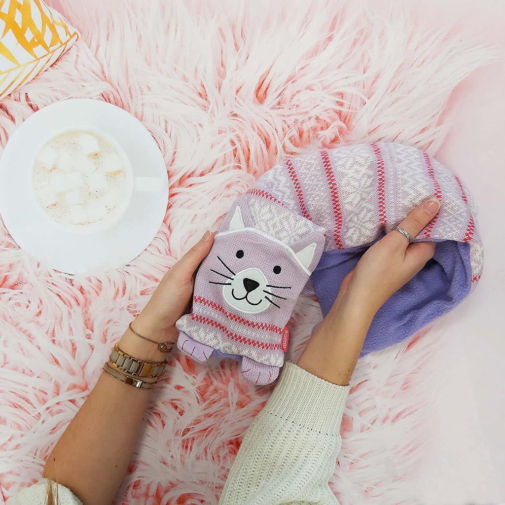 Hug and heat up with this fun Clarissa The Cat Neck Warmer. This fab neck warmer has a cosy pattern and features a happy little cat with soft ears, tail and cute little paws!